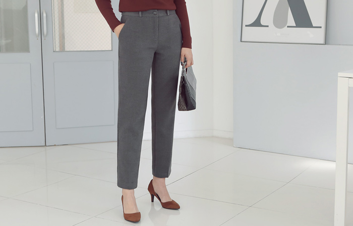 シンプルなデイリーフォーマルパンツ