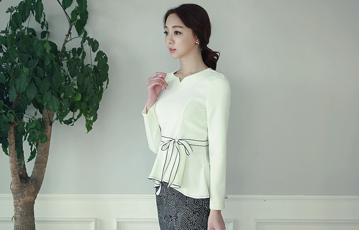 ハートネックラッフルラインブラウス（ひもベルト）