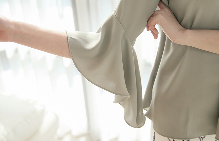 アフロディーテフリルブラウス