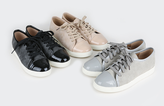 エナメル配色スニーカー