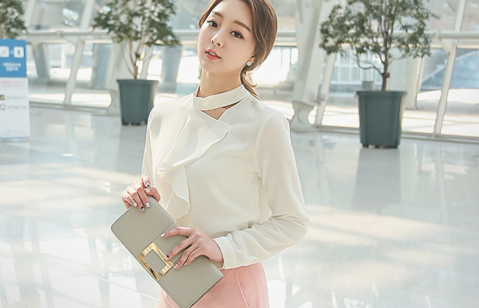 チョーカーネックひらきラッフルブラウス