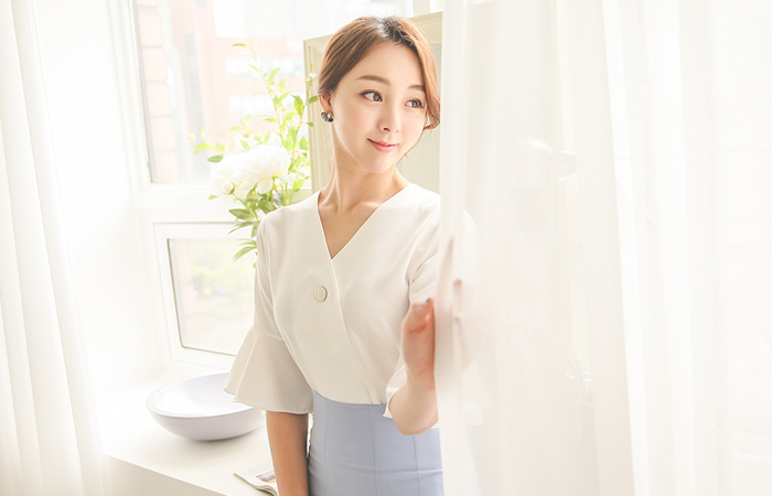 ボタンブイネックラッフルブラウス