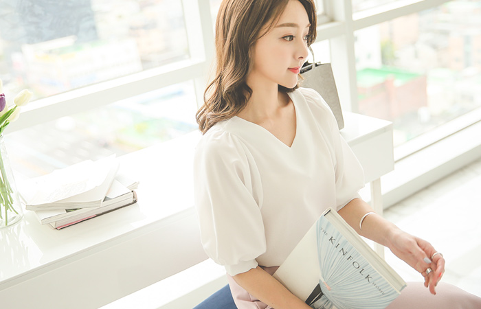 ブイネックAラインブラウス