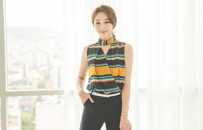 カラーラインチョーカーネックブラウス