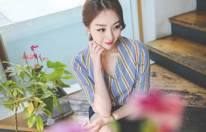 ストライプVのラップブラウス