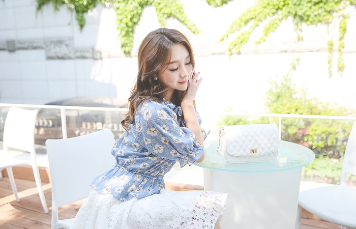 フラワーオフショルダーブラウス