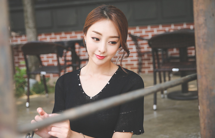 シルバーボールブイネックニット