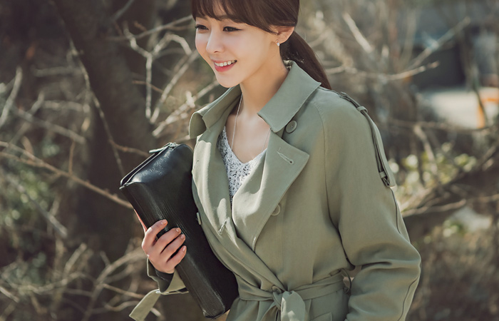 紐のバックルトレンチコート