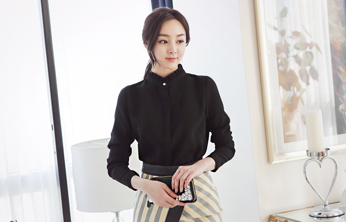 フリルネック真珠ブラウス