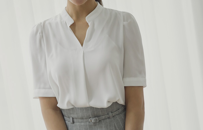 シックスリットネックブラウス