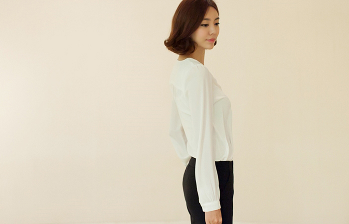 Vシャーリングブラウス