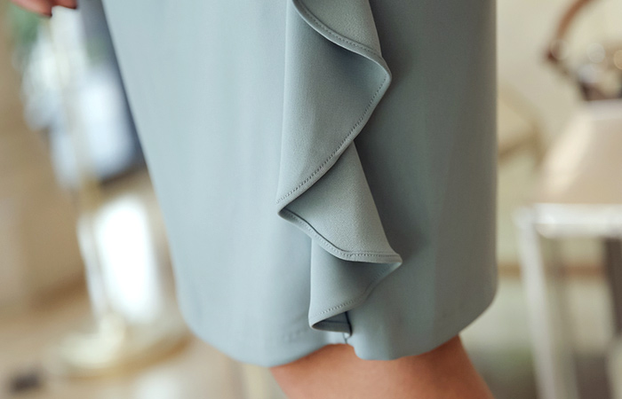 ラッフルラインスリムドレス（品切り）