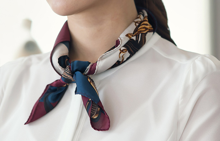 三色のベルトパターンスカーフ