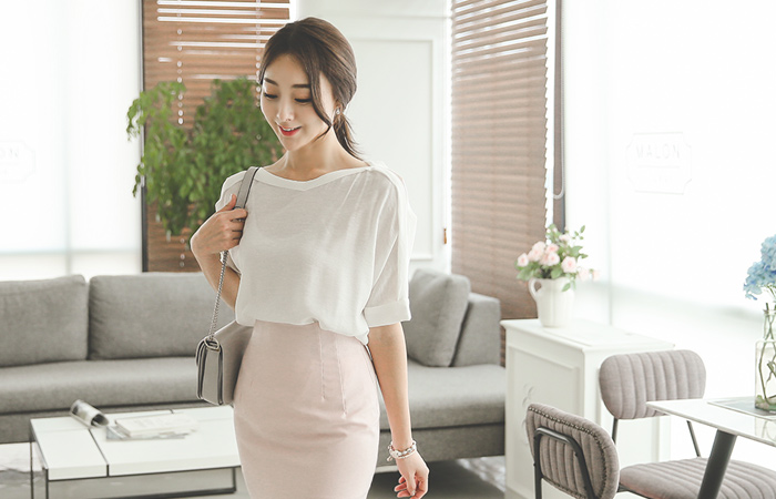 開運ショルダーボートネックブラウス