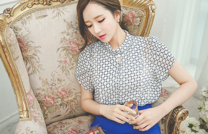 Vのひらき真珠ロルネクブラウス