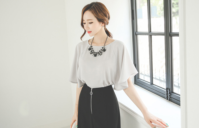 シンプルラウンド翼ブラウス