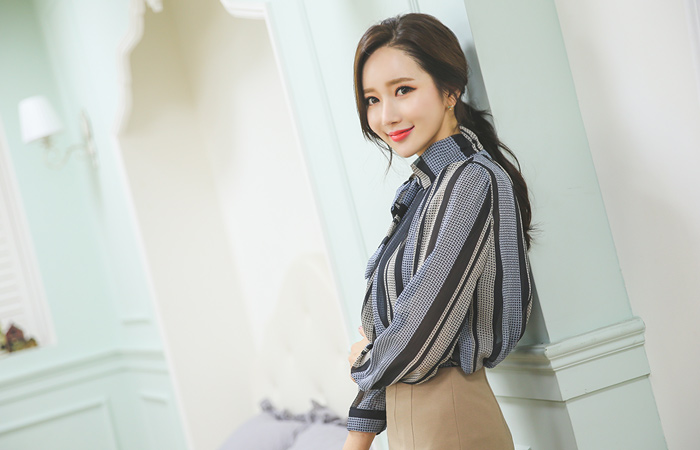 モダングリッドスカーフネックブラウス