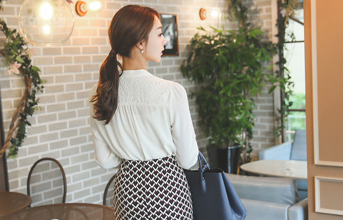 レイスショルダーハーフオープンブラウス