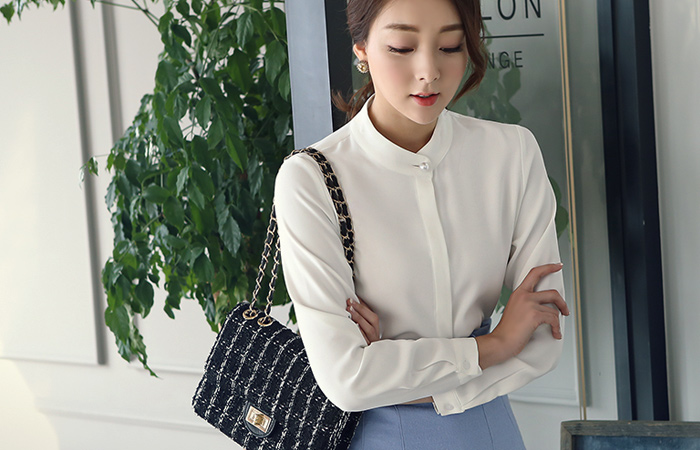 パールボタンチャイナネックブラウス