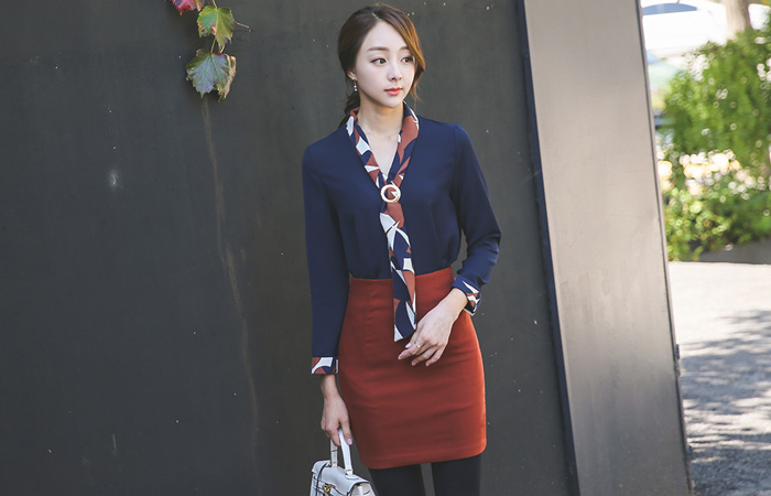 ゴールドリングスカーフブラウス