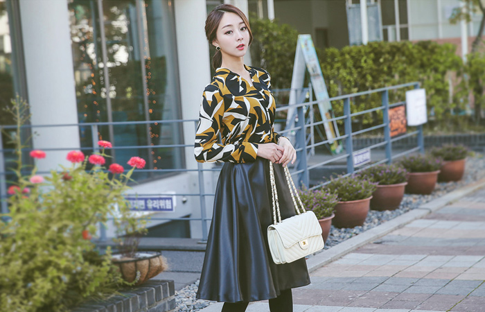 コモンブイネックブラウス