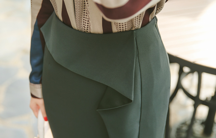 ユニークサテンラッフルスカート