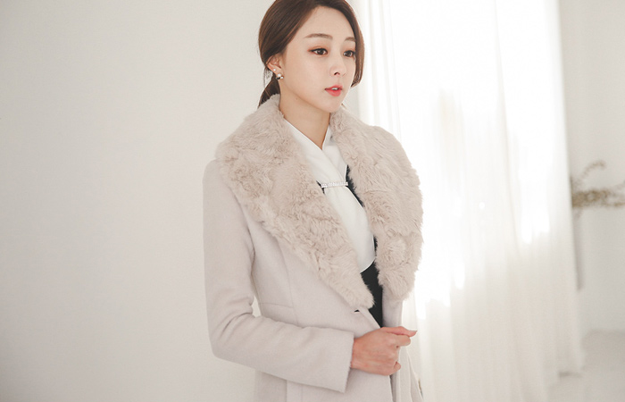 女性のリアルラビットファーウールコート