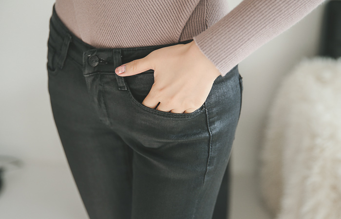 起毛シャイニーコーティングブラックデニム