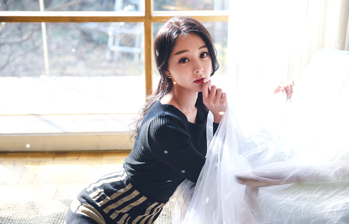 スクエアネックパールボタンニット