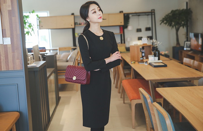 アンティークゴールドのボタンドレス