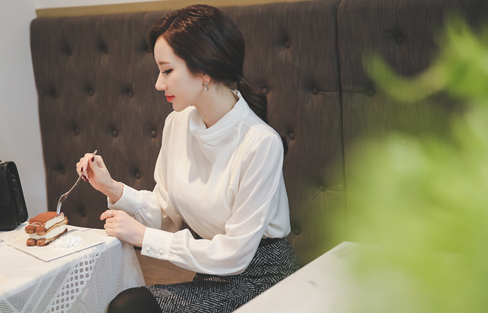 ハイネック二重リンクルシルキーブラウス