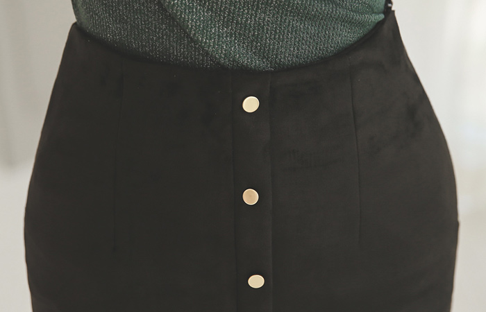 ゴールドボタンスエードスリットスカート