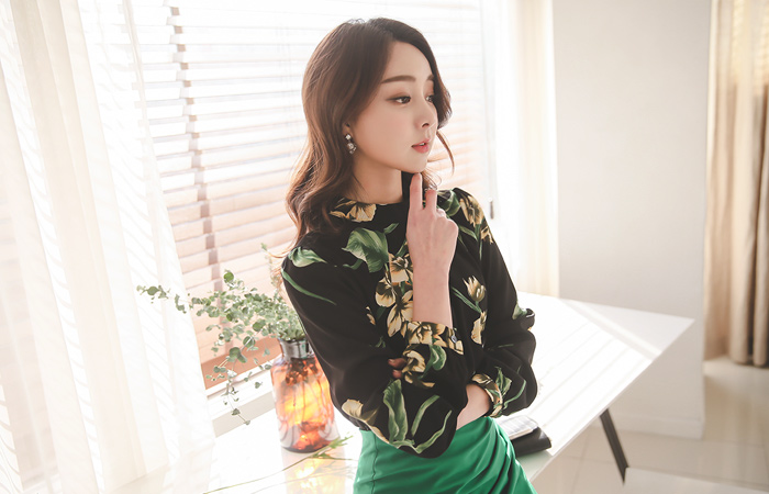 リリーシャーリングネックブラウス