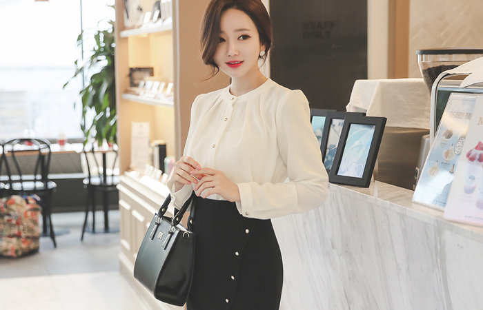 シャーリングチャイナゴールドボタンブラウス