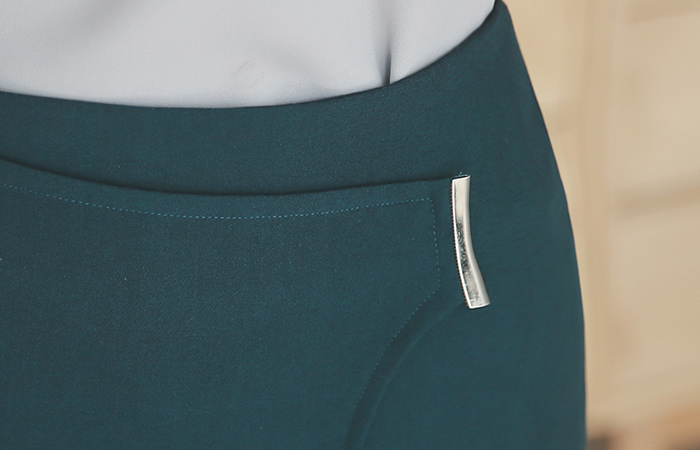 シルバーのヒントページクラップススカート