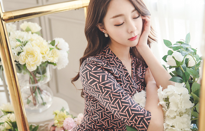 光沢のあるジオシャーリングラップドレス