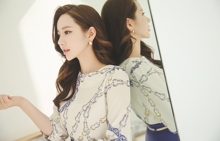 ラグジュアリーチェーンラウンドブラウス