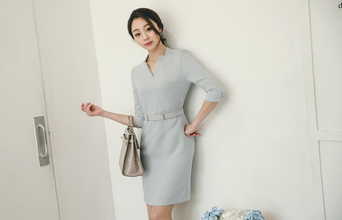 某ディピブイネックスティックベルトドレス