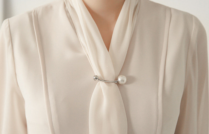 真珠のブローチシーポンスカーフドレス