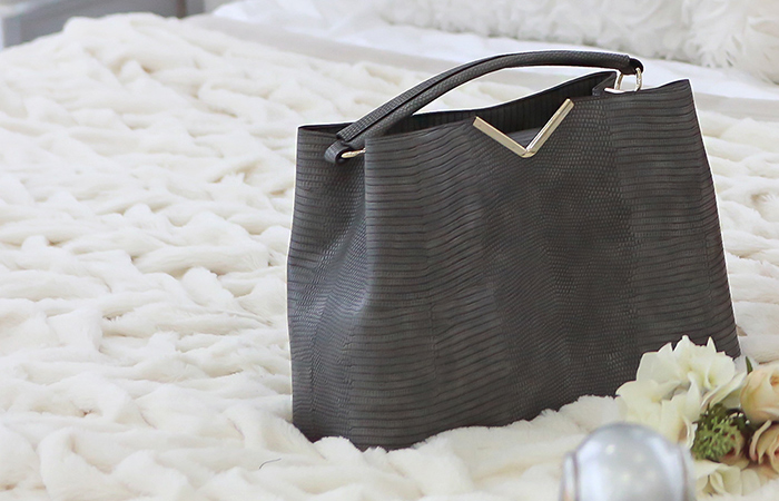 [モデル着用30次]ゴールドVのスナップトートバッグ