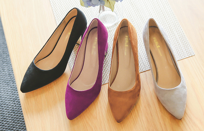 [モデル着用30次]ゴールドのヒントスエードミドルパンプス