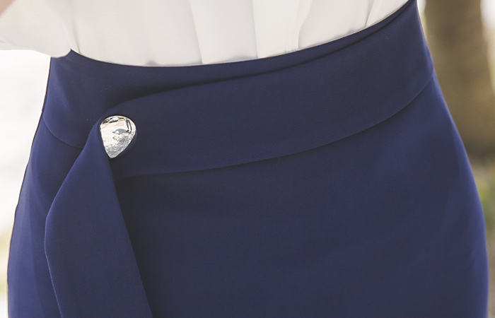 メタルボタン装飾ベルティードスカート