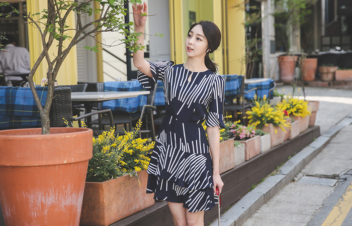 スティックパターンティアードラッフルドレス