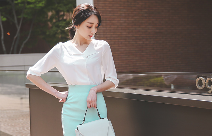 フォールドカラーパールボタンブラウス