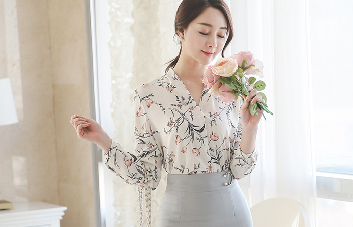 デリーフローラルブイネックブラウス（summer）（品切り）