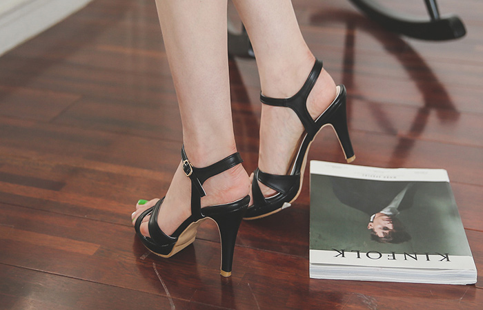 シンプルクロスストラップサンダルヒール