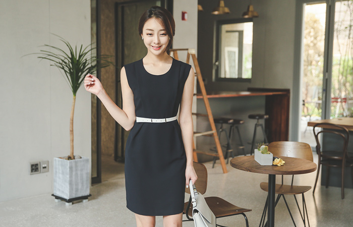 ミニマル切開ピンタックドレス