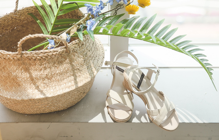 ニュートラルストラップウェッジサンダル