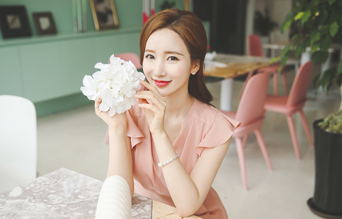 ラッフル袖のボリュームラップフレアドレス