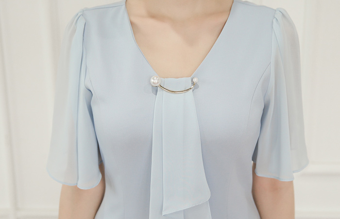 真珠のブローチシフォンスカーフとアースドレス